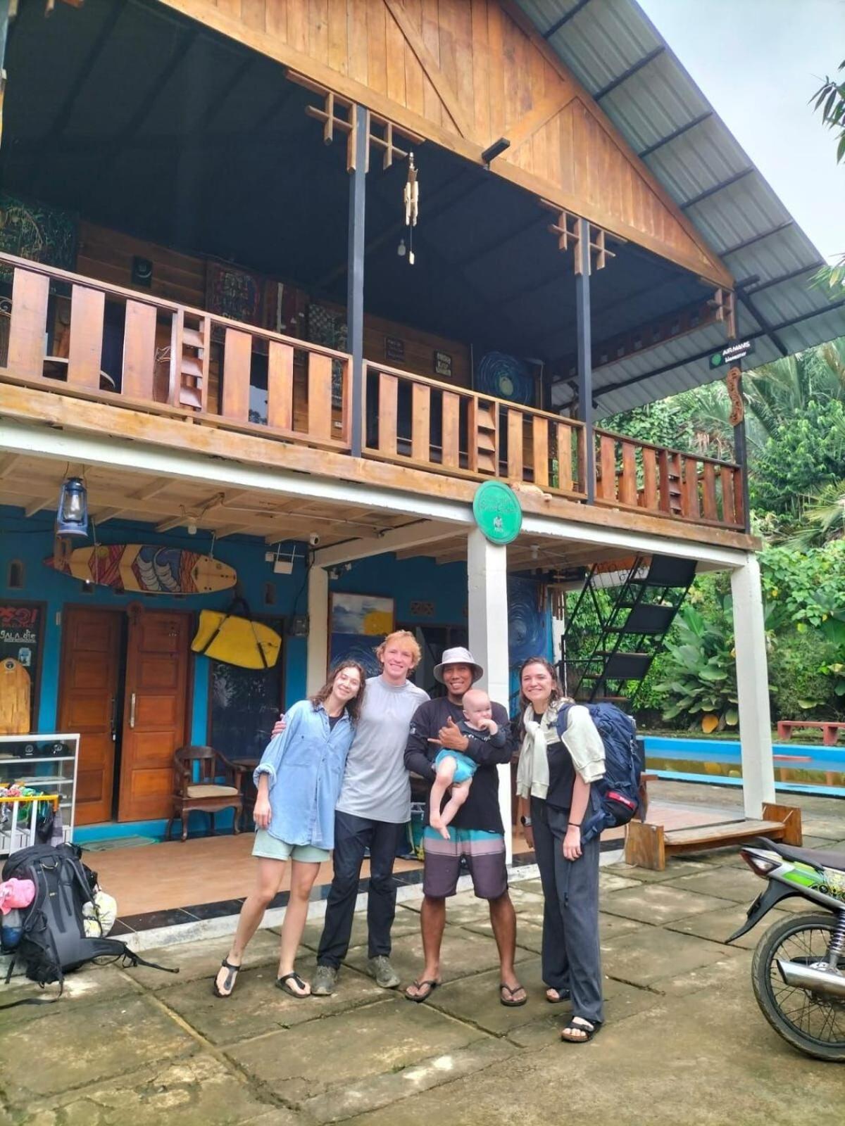Air Manis Secret Surfcamp Apartment Taluk Batung Exterior photo